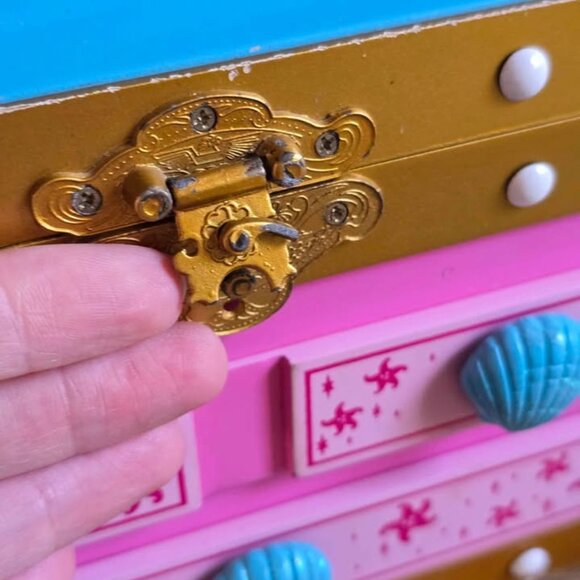 Disney The Little Mermaid Ariel Treasure Chest Colorful Seashell Jewelry Box - Picture 2 of 10